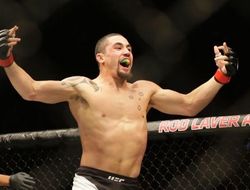 фото - UFC 213: Роберт Уиттакер взял «временный» титул, победив Йоэля Ромеро