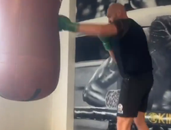 фото - Ого! Тайсон Фьюри в зале и даже бьёт мешок — видео