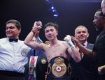 Сю Чхань защитил титул, нанёс дебютное поражение Мэнни Роблесу