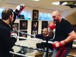 фото - «Танцующий мастер и шут» Тайсон Фьюри работает на лапах — видео 