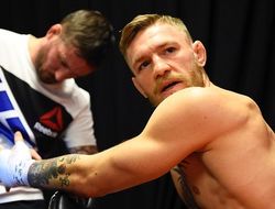 фото - Алдо зовёт Макгрегора вниз, тренер Конора против