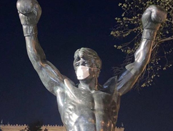 фото - Кудряшов готов к нашествию половцев-печенегов, статуя Рокки Бальбоа на карантине — соцсети 