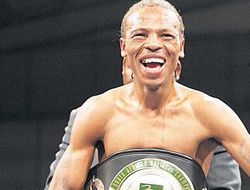 фото - Разгневанные женщины забили камнями экс-чемпиона ЮАР: грабил их ради «дозы»