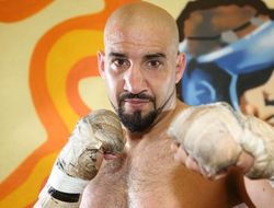 фото - Эркан Тепер вернулся с победой над Дерриком Росси