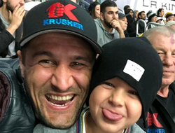 фото - Ковалёв на хоккее, Кличко на драгонботе, Усик на борту — соцсети 