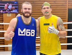 фото - Мейвезер выиграл на победе Лопеса, Поветкин в бане с другом, Рогава на спаррингах у Усика — соцсети