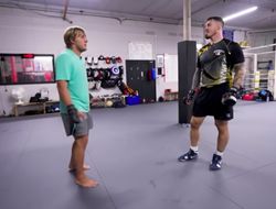 фото - Аспиналл жёстко прошёлся по умственным способностям Чендлера. Тот уже ответил