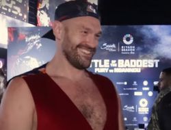 фото - Фьюри поднял на смех модного Нганну и показал волосатую грудь, «как мужик»