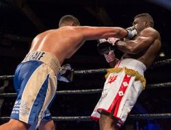 фото - Лучшие моменты боя Доминика Бризила и Изуагбе Угоноха — видео от vRINGe.com