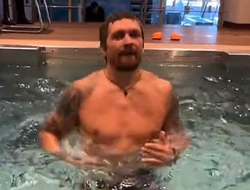 фото - Усик снова «угрожает» Фьюри — теперь из бассейна: видео