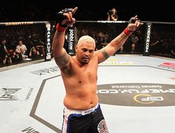 фото - UFC: Марк Хант остановил Деррика Льюиса