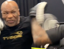 фото - Майк Тайсон лютует в зале: видео активной работы на лапах