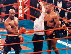 фото - Холифилд объявил о третьем бое с Тайсоном: «Чур в этот раз не кусаться»