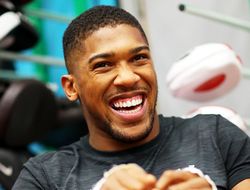 фото - Джошуа — Уайлдеру: Веди себя скромнее, а то отцепим от поезда