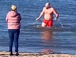 фото - Тайсон Фьюри моржует: супертяж впечатлил физической формой и нырнул в ледяное море — видео