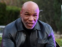 фото - У Тайсона проблемы из-за ЧП в самолёте? А пока что с внуком Али кормит голубей