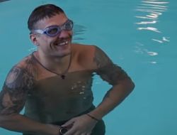 фото - Усик поведал, как чуть не умер в детстве: Пришёл священник и дал молитвослов — видео