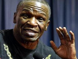 фото - Флойд ведёт переговоры о бое с ММАшником — отец боксёра