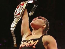 фото - Ронда Роузи завоевала титул WWE: видео