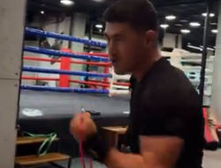 фото - Бивол отрабатывает ключевой элемент перед боем с Бетербиевым: видео