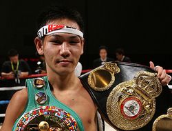 фото - Окровавленный Кацунари Такаяма отстоял титул IBF в бою с младшим Саккреерином