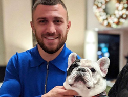 фото - Ломаченко с четвероногим другом, Шевченко с игрушками, Комми и Лопес после боя — соцсети 