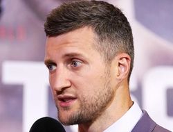 фото - Карл Фроч настойчиво выпроваживает Дэвида Хэя на пенсию