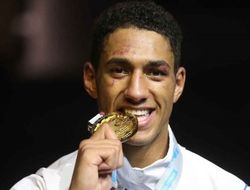 фото - Ричард Шафер подписал победителя ОИ-2016 в супертяжёлом весе