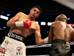 фото - Джонни Гонсалес отбоксирует в конце года