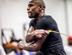 фото - Какую форму Мэйуэзер набрал за 6 недель подготовки к Макгрегору: видео