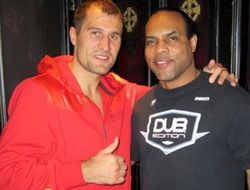 фото - Тренер: «Единственным планом Клеверли в бою с Ковалёвым будет выжить»