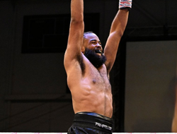 фото - Пампеллон аннигировал экс-претендента, историческое достижение от Дэниелс