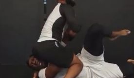 Легендарный Джонсон за секунды разобрал KSI в грэпплинге: видео