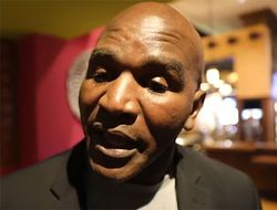 фото - Эвандер Холифилд: Усик сделал то, что не сделал я