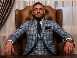 фото - Емельяненко подбирает образ, Беспутин ходит на руках, Бивол нокаутировал мешок — соцсети