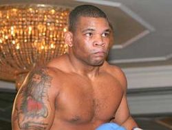 фото - (Результаты) Майк Перес перебоксировал Фрайдея Ахунанью