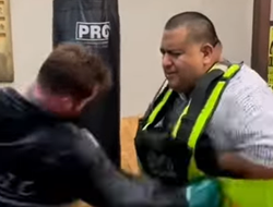 фото - Канело уже готовится к бою с Чарло: бьёт мешок и тучного компаньона — видео