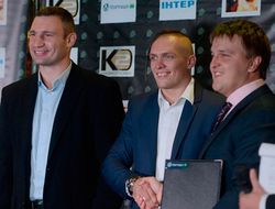 фото - Александр Усик подписал контракт с К2 и дебютирует на профиринге 9 ноября в Киеве 