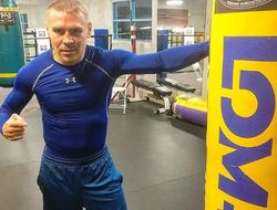 фото - Соперник Беринчика уже в Киеве, формула Емельяненко, Никитин с мешком Ломаченко — соцсети