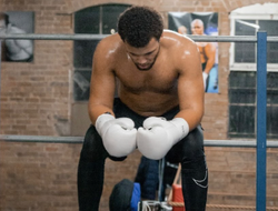 фото - Кадр дня: Тайсон Фьюри в ринге с Итаумой