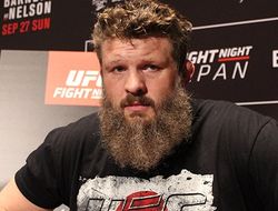 фото - Пинок под зад: Рой Нельсон оштрафован и отстранён за «нападение» на рефери