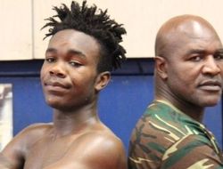 фото - Сын легендарного Эвандера Холифилда намаялся с джорнименом