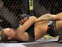 фото - Видео: Ронда Раузи пытается сломать руку Люку Рокхолду