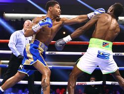 фото - Стивенсон ронял, поколотил Накатилу, взял «временный» титул: видео