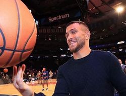 фото - Обзор соцсетей: Ломаченко поёт песни, Ковалёв тренируется, Альвареса поздравляют с днём рождения