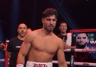 У нас апсет! Келли отобрал пояс у Муртазалиева: видео