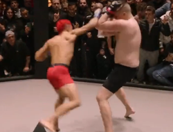 фото - Зацените эту дичь! Боец наилегчайшего веса засабмитил тяжеловеса: видео