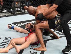 фото - Красота и жесть. Лучшие нокауты 2021 года в UFC: видео