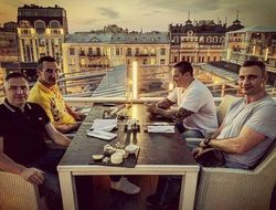 фото - Майки Гарсиа с Бобом Арумом, братья Кличко ужинают на киевской крыше, Фьюри пьёт пиво — соцсети