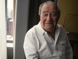 фото - Боб Арум вакцинировался от COVID-19 и заканчивает проводить вечера бокса без зрителей